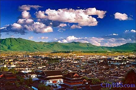 丽江：文艺青年最爱，气候好到去了不想回，房价低到北上广的零头。