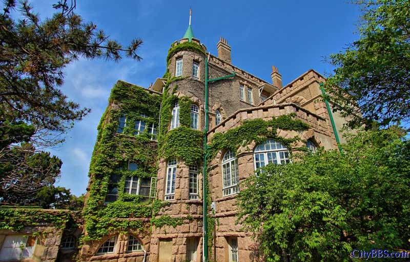 青岛：由于海洋环境的直接调节，受来自洋面上的东南季风及海流、水团的影响，故又具有明显的海洋性气候特点 ...