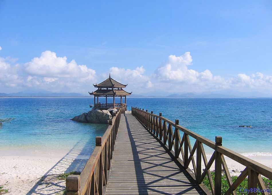 三亚：面朝大海春暖花开，说的就是这里吧，不过房价相对也比较高一些。