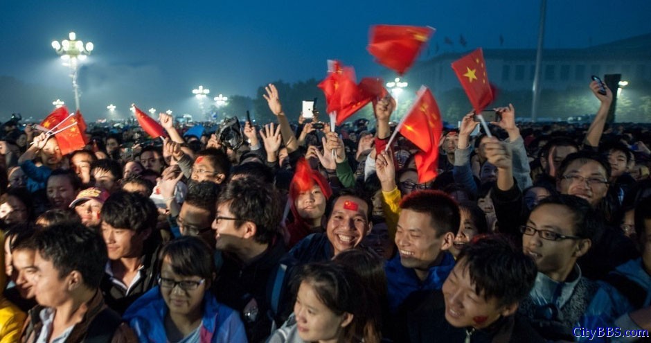 国庆节天安门广场升旗看客扔五吨垃圾掀爱国大讨论 国庆节天安门广场升旗看客扔五吨垃圾掀爱国大讨论