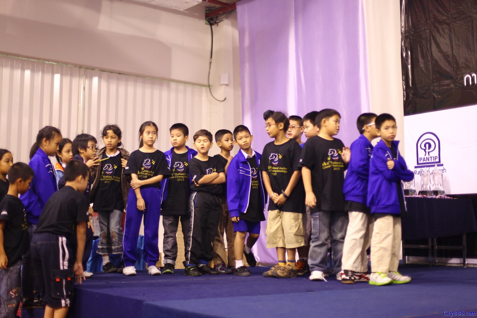 2013年10月16日至20日,第八届泰国少年国际象棋比赛在清迈市举行,有包括来自曼谷等府的众多少年国际象棋高 ... 2013年10月16日至20日,第八届泰国少年国际象棋比赛在清迈市举行,有包括来自曼谷等府的众多少年国际象棋高 ...