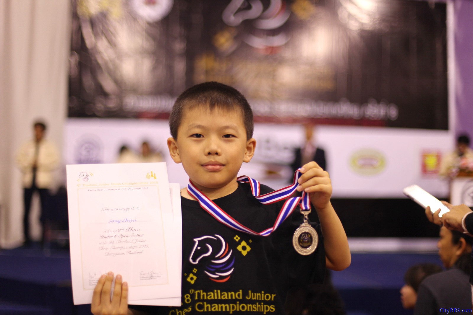 2013年10月16日至20日,第八届泰国少年国际象棋比赛在清迈市举行,有包括来自曼谷等府的众多少年国际象棋高 ... 2013年10月16日至20日,第八届泰国少年国际象棋比赛在清迈市举行,有包括来自曼谷等府的众多少年国际象棋高 ...