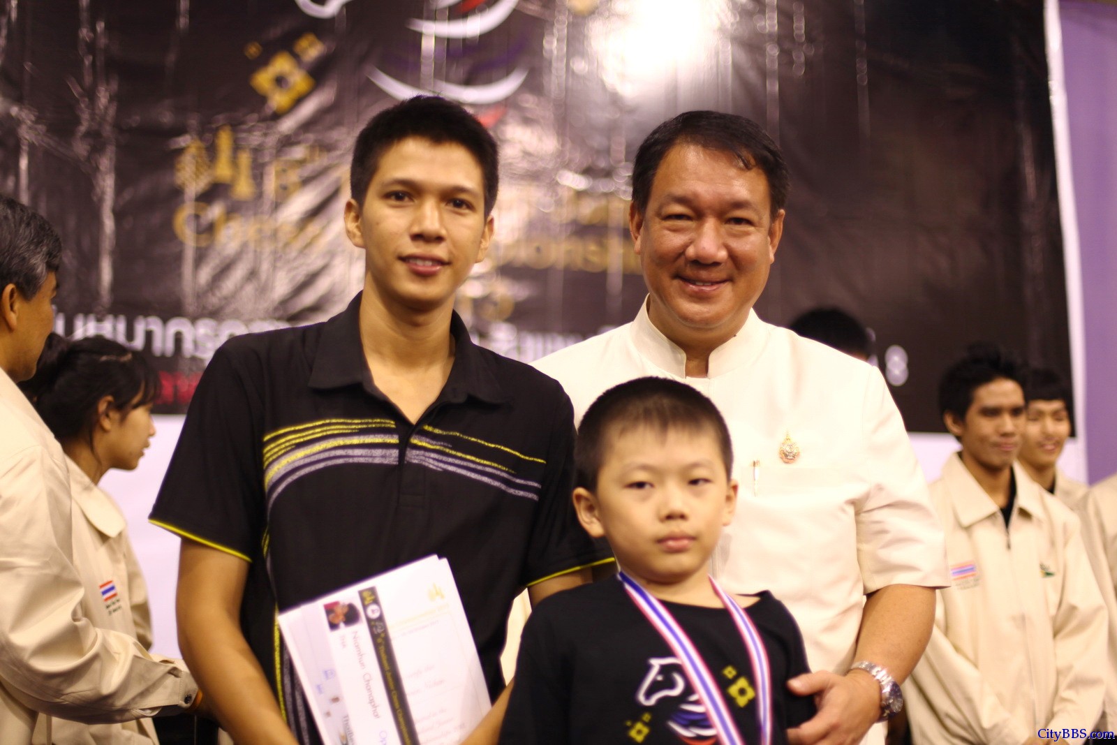 2013年10月16日至20日,第八届泰国少年国际象棋比赛在清迈市举行,有包括来自曼谷等府的众多少年国际象棋高 ... 2013年10月16日至20日,第八届泰国少年国际象棋比赛在清迈市举行,有包括来自曼谷等府的众多少年国际象棋高 ...