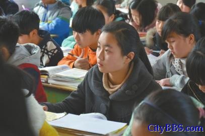 钱运星在课堂专心听讲 钱运星在课堂专心听讲