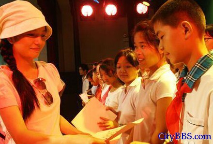 赵薇亲自颁发助学金 赵薇亲自颁发助学金