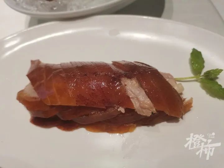 人潮拥挤的不只是故宫里面,还有故宫外面的烤鸭店 人潮拥挤的不只是故宫里面,还有故宫外面的烤鸭店