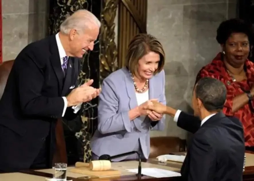 2010年1月27日，时任美国总统奥巴马发表国情咨文，副总统拜登和加利福尼亚州众议院议长佩洛西欢迎奥巴马 ...