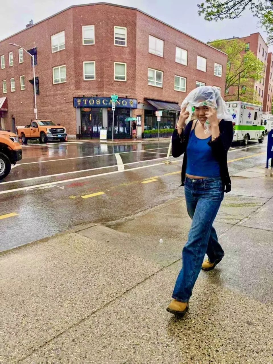 哈佛大学下起了小雨，一名学生冒雨前行