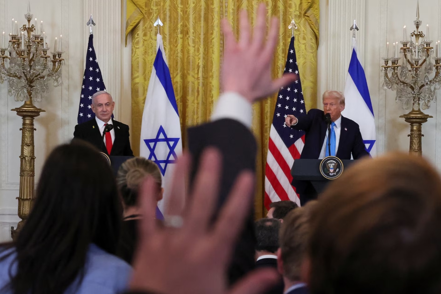 美国总统唐纳德·特朗普和以色列总理本雅明·内塔尼亚胡在美国华盛顿白宫东厅举行的联合新闻发布会上回答提 ...