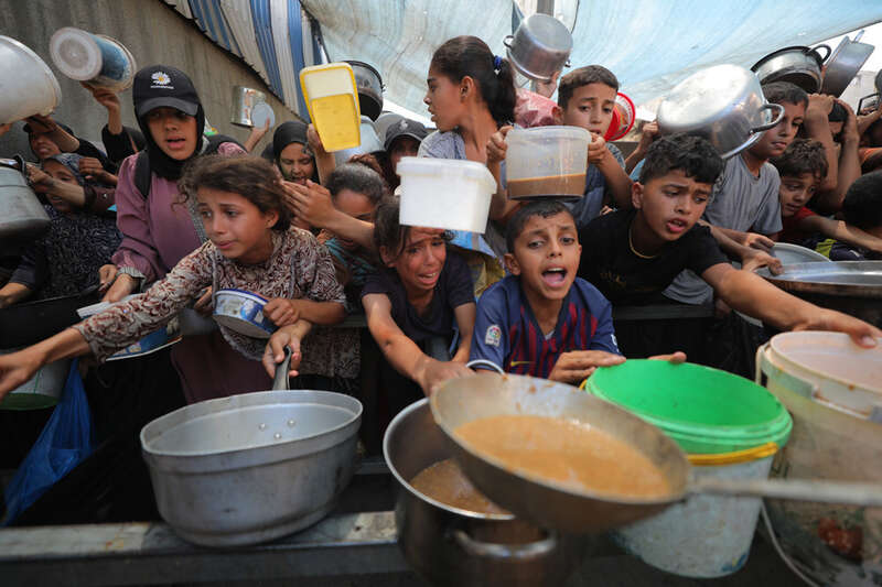 2025年8月7日,加沙地带代尔拜拉赫,巴勒斯坦民众领取食物 2025年8月7日,加沙地带代尔拜拉赫,巴勒斯坦民众领取食物
